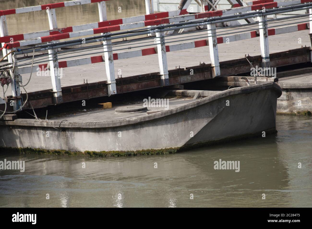 Barcos en el río Po Mantova Italia Foto de stock
