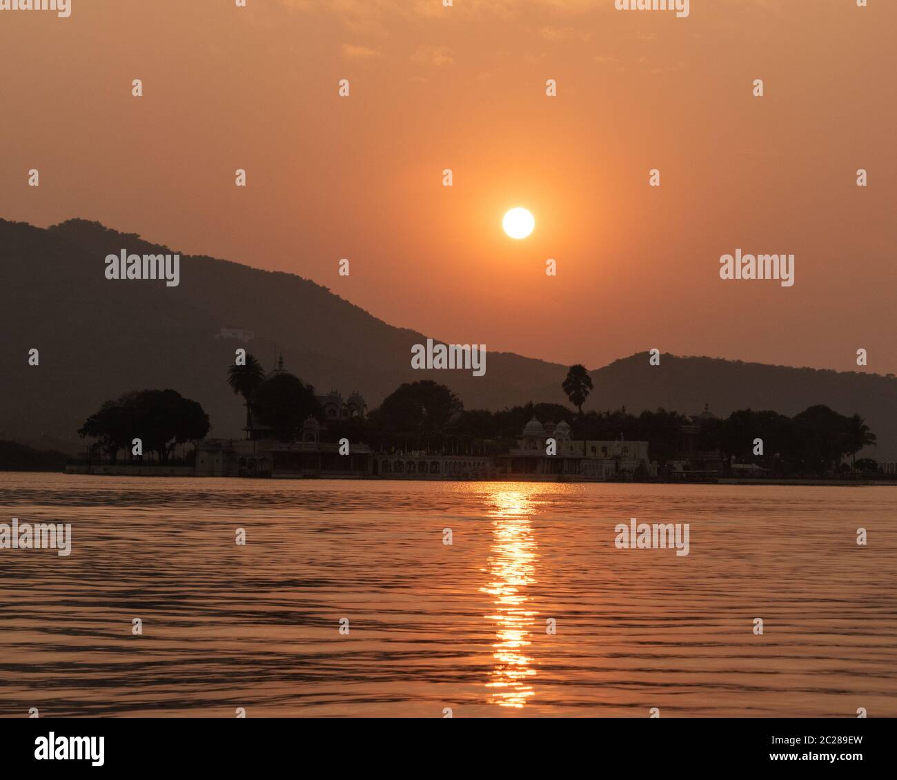 Puesta de sol en el lago Pichola. Foto de alta calidad Foto de stock