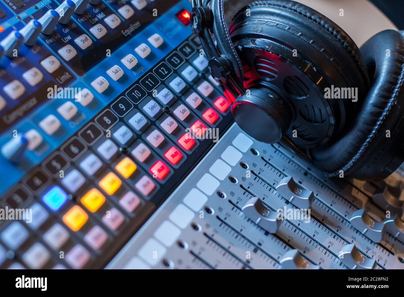 Estación de radio: Auriculares en un escritorio mezclador en un estudio de grabación de sonido profesional Foto de stock