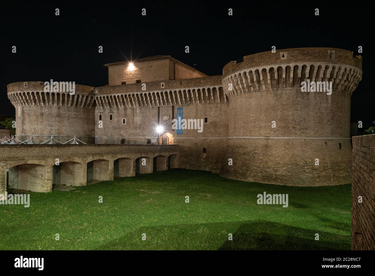 La fortaleza histórica de Senigallia por noche Foto de stock