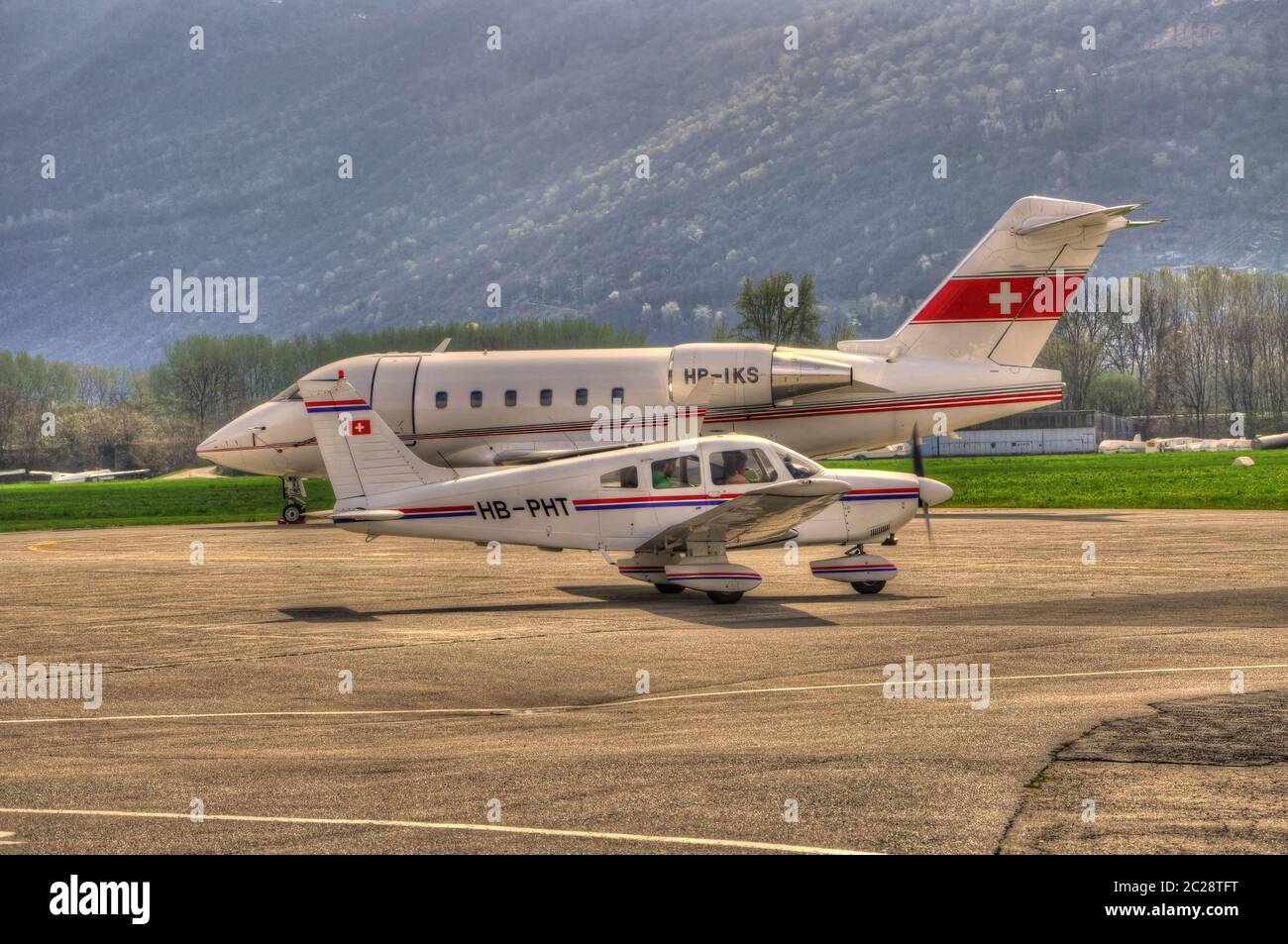 Dos aviones en el aeropuerto de Locarno en Ticino, Suiza Foto de stock