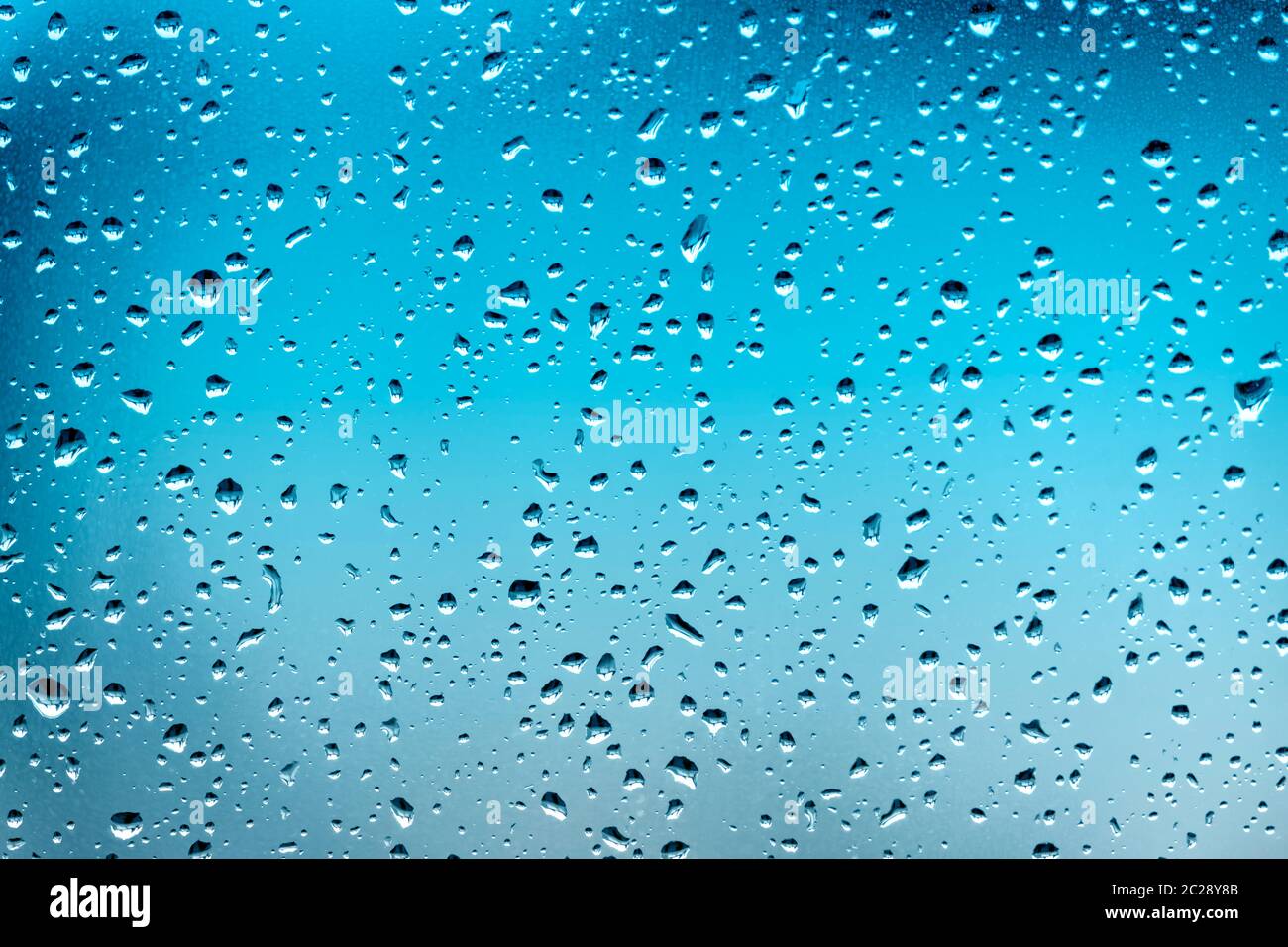 Gotas de agua sobre la ventana Foto de stock