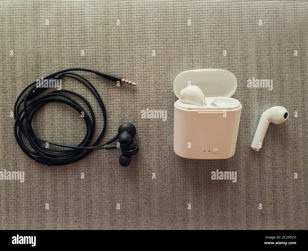 Comparación entre el jack de auriculares con cable vs auriculares  inalámbricos para escuchar música. Los pros y los contras, frente al  contrario. El desarrollo de la tecnología 10 Fotografía de stock - Alamy