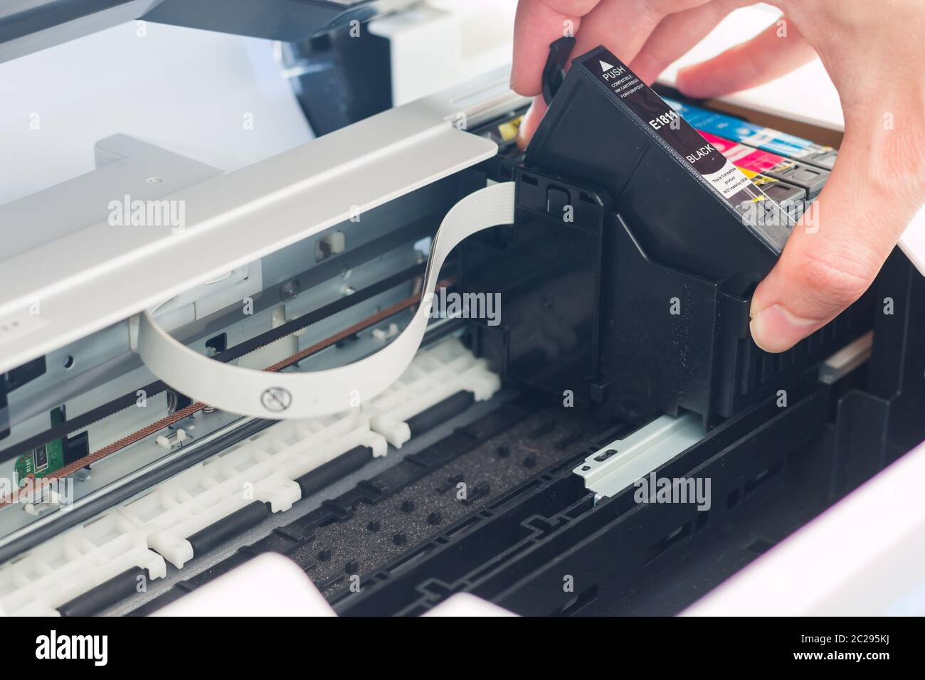 Recarga de cartuchos de impresora de terceros; inyección de tinta  Fotografía de stock - Alamy