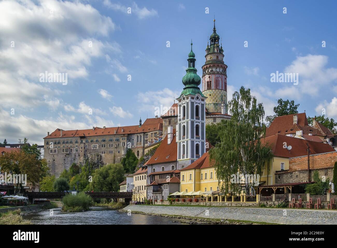 Vista con dos torres, Cesky Krumlov Foto de stock