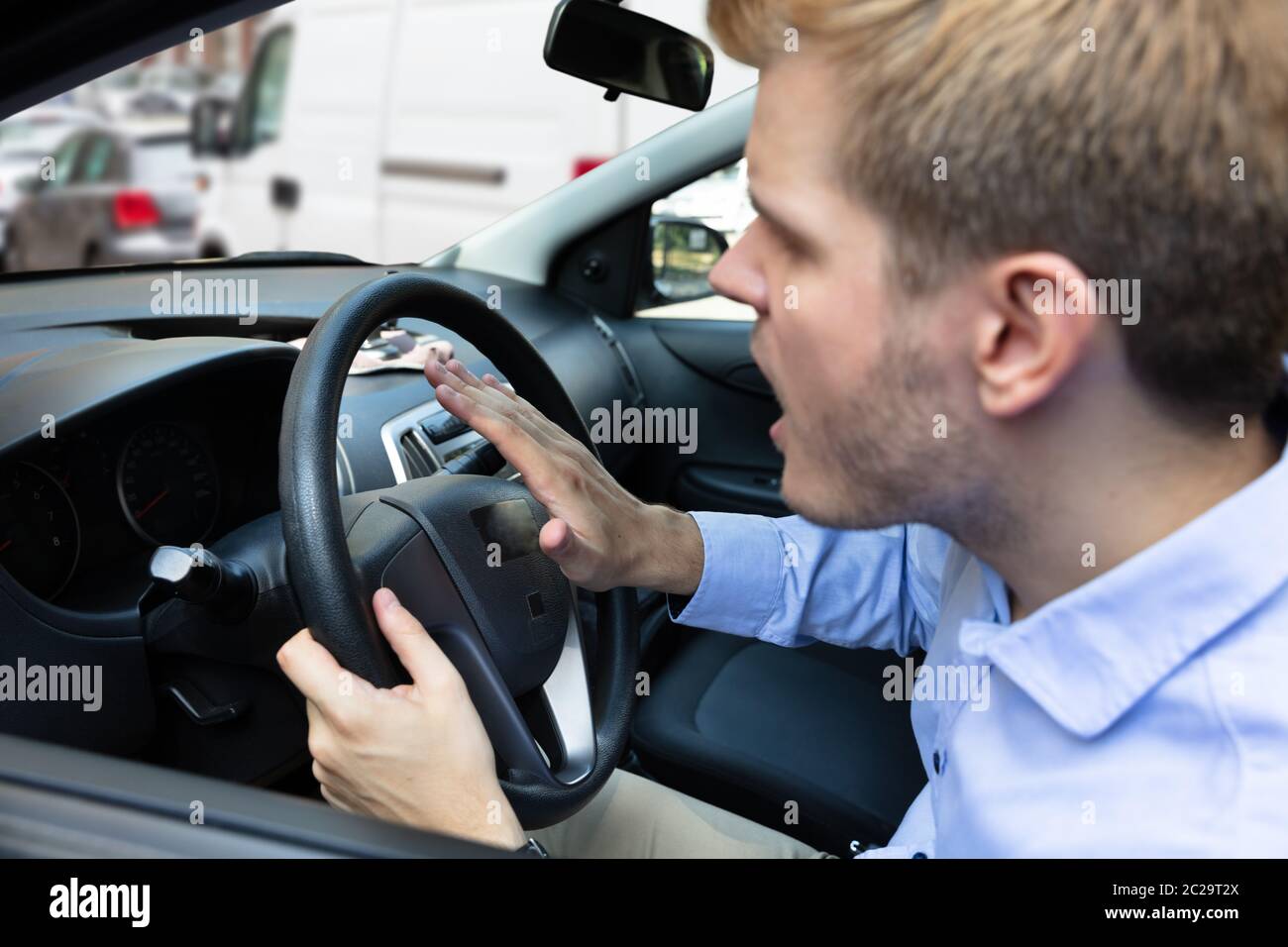 Hombre Conductor Que Toca Con Bocina Un Coche Durante La Conducción Por  Carretera Que Controla El Volante En El Vehículo. Viaje Y Imagen de archivo  - Imagen de cuidado, gente: 248637187