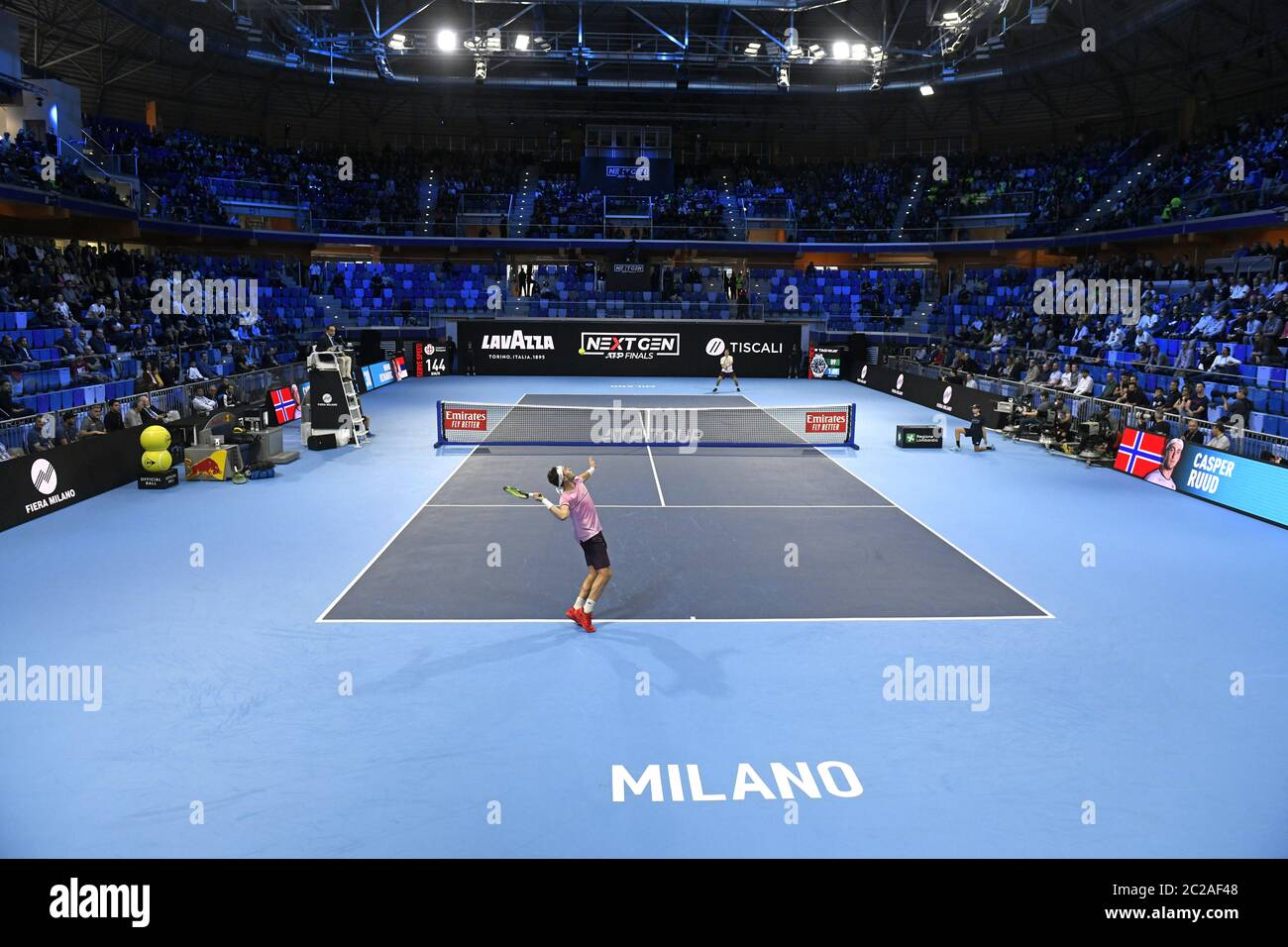 Pista de tenis cubierta, durante un partido de tenis de las finales de la próxima generación ATP, en Milán. Foto de stock