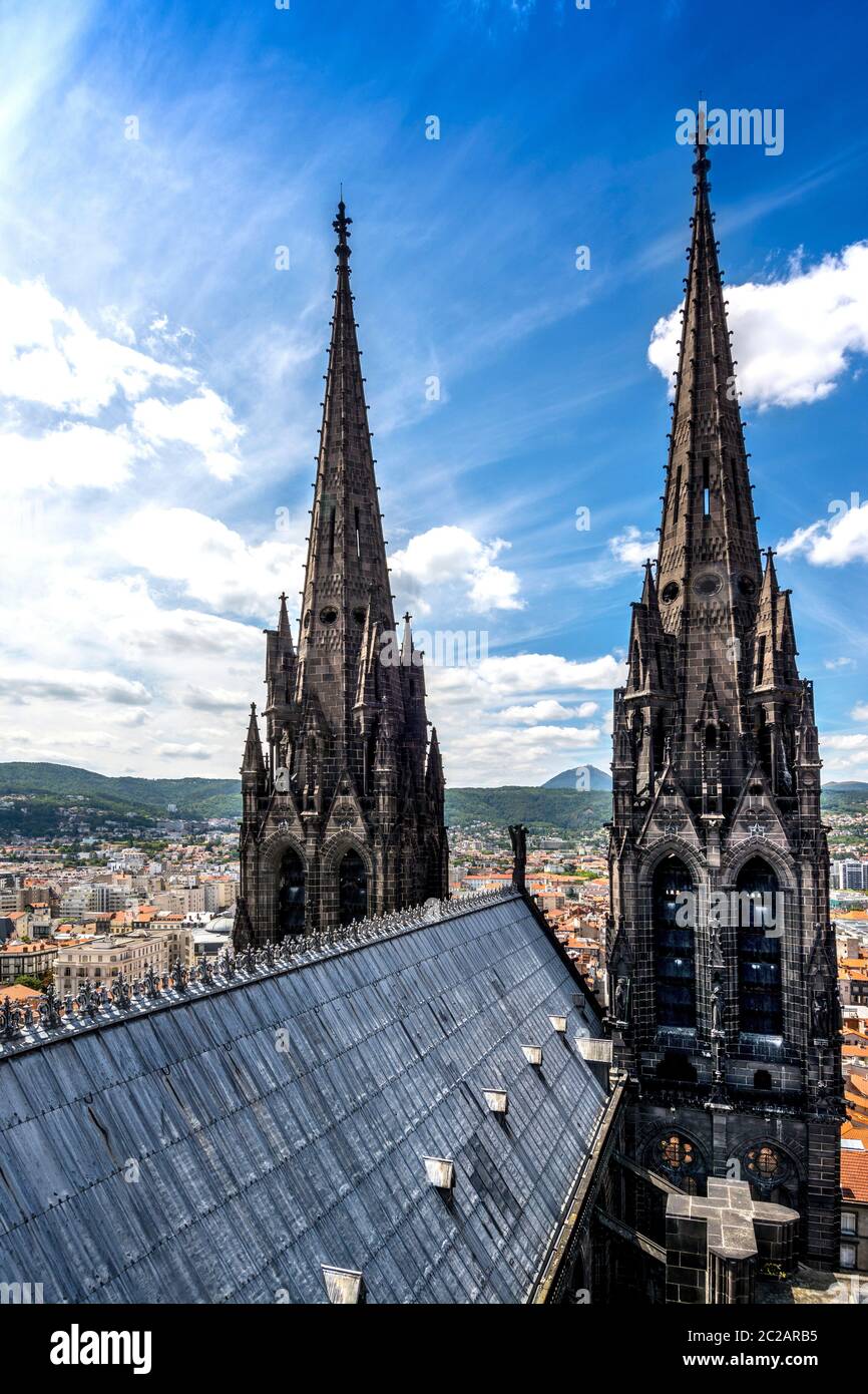 Vista sobre el volcán Puy de Dome y los campanarios de Clermont-Ferrand Catedral Notre-Dame-de-l'Assomption, Clermont Ferrand, departamento Puy de Dome, Auvergn Foto de stock
