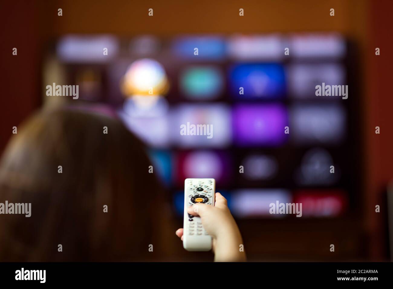 Mando a distancia en la mano desde Smart tv Foto de stock