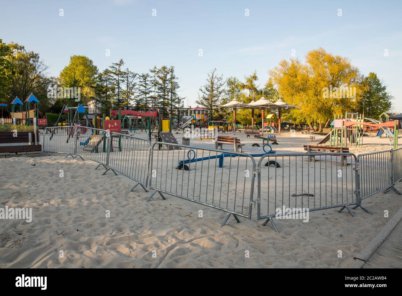 Gdynia, Polonia 09 de mayo de 2020; parque infantil cerrado en la playa durante una pandemia de coronavirus. Niños durante Covid-19 Foto de stock