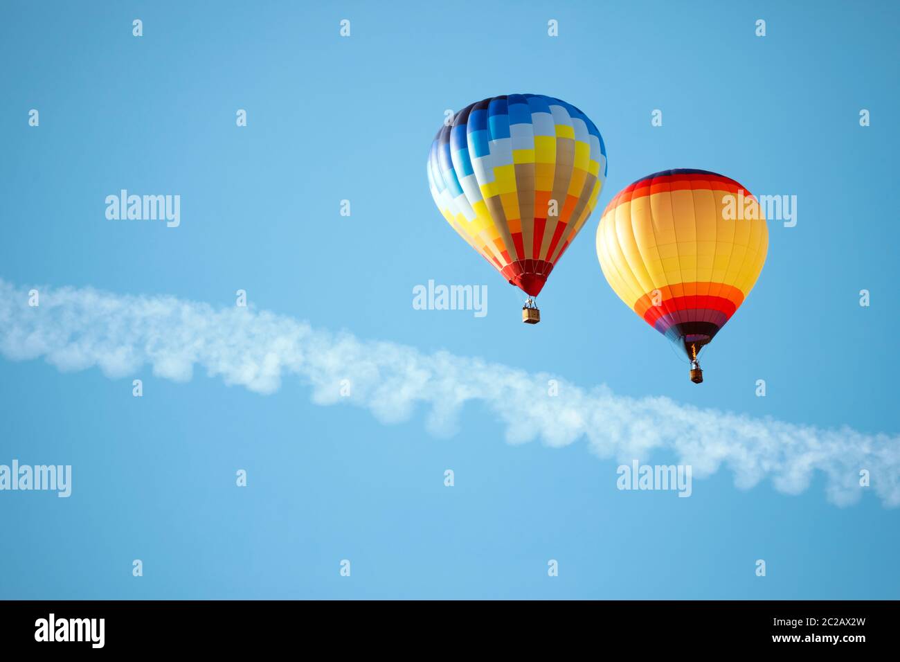 Globos de aire caliente multicolor en el cielo azul Foto de stock