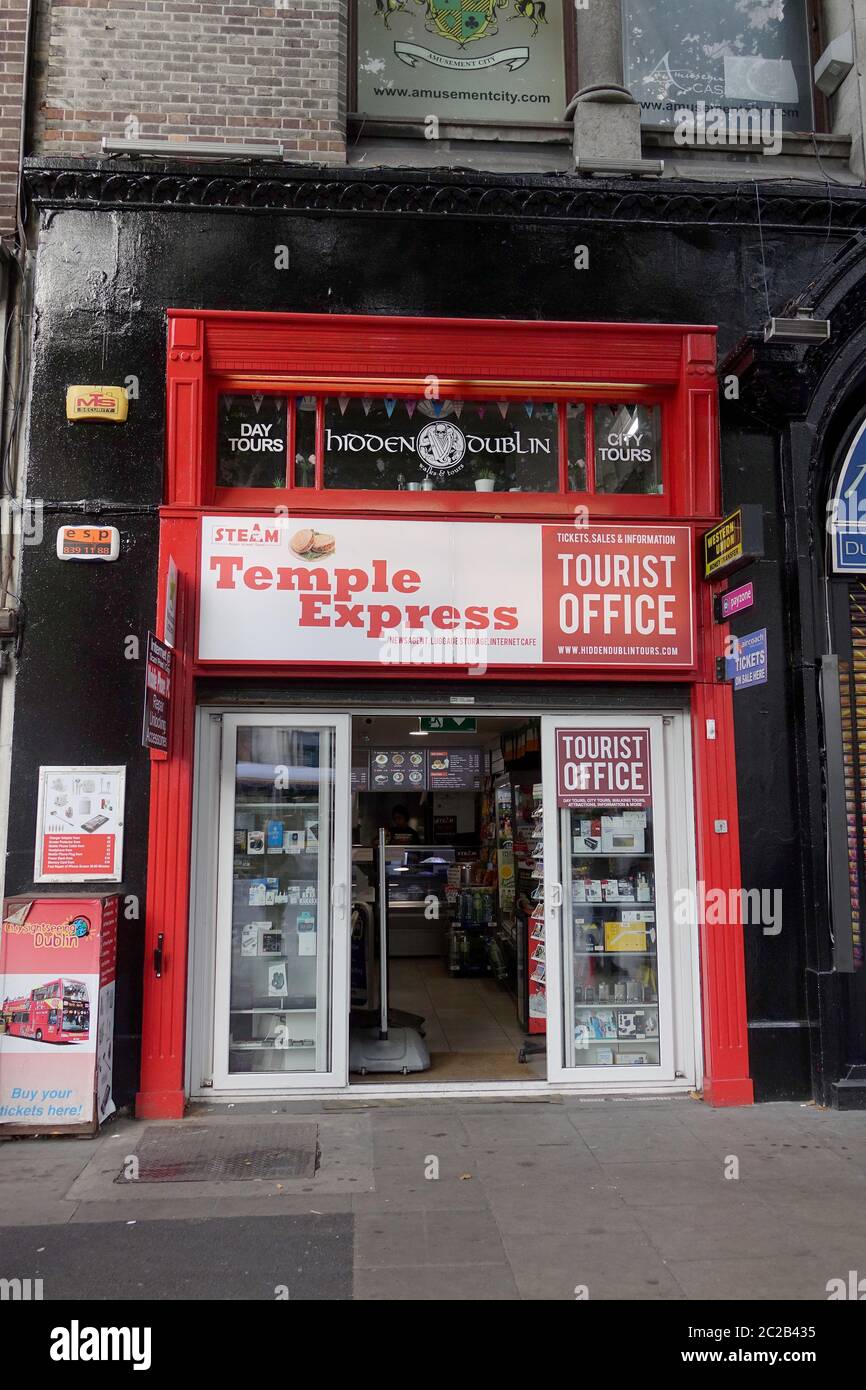 Temple Express comida rápida para llevar y Oficina de Boletos de Turismo Dublin City Centre Irlanda Foto de stock