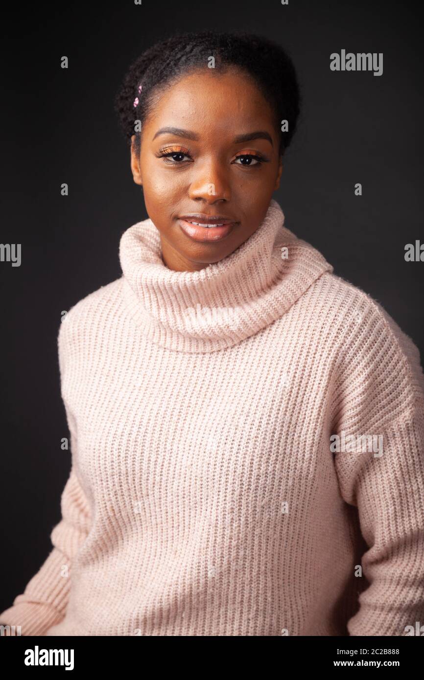 Retrato de una hermosa mujer joven con un Jersey de lana Foto de stock