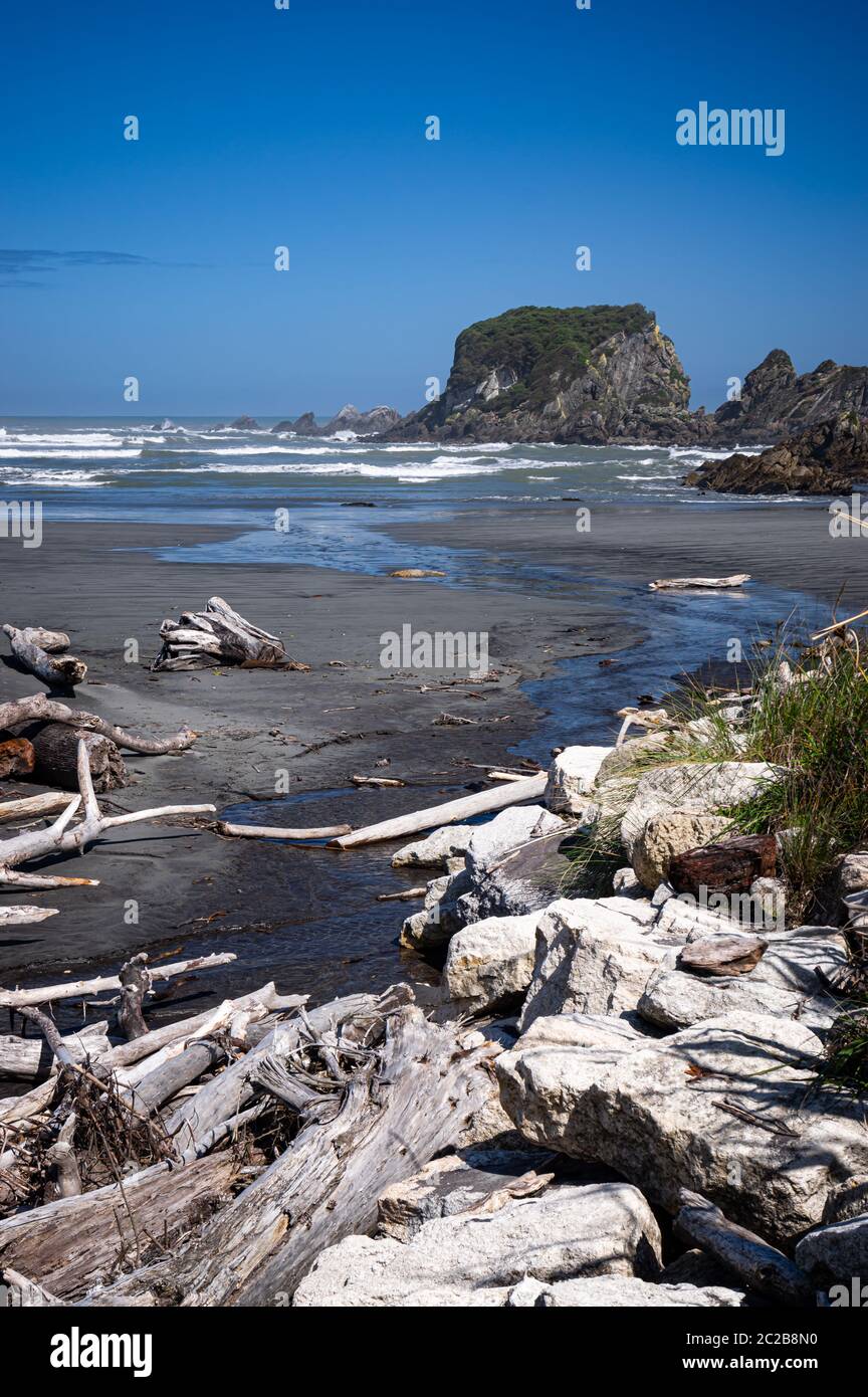 Un día soleado en la Bahía de Tauranga en la costa oeste de la isla sur de Nueva Zelanda. Foto de stock