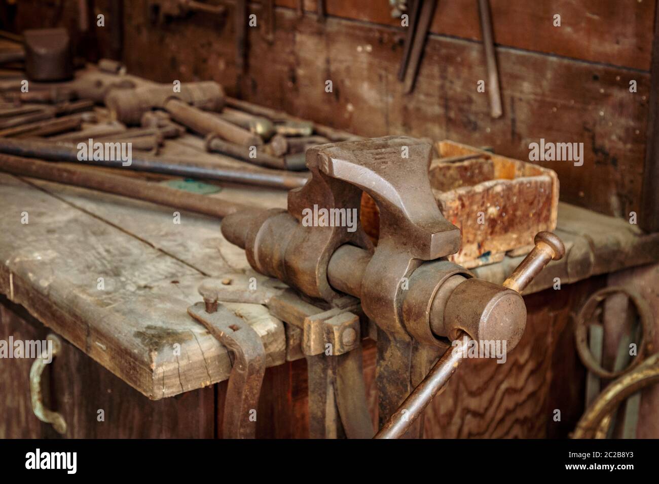 Banco De Trabajo De Madera Usado Con El Tornillo De Banco. Tabla Del Taller  De La Carpintería Aislada En El Fondo Blanco. Fotos, retratos, imágenes y  fotografía de archivo libres de derecho.