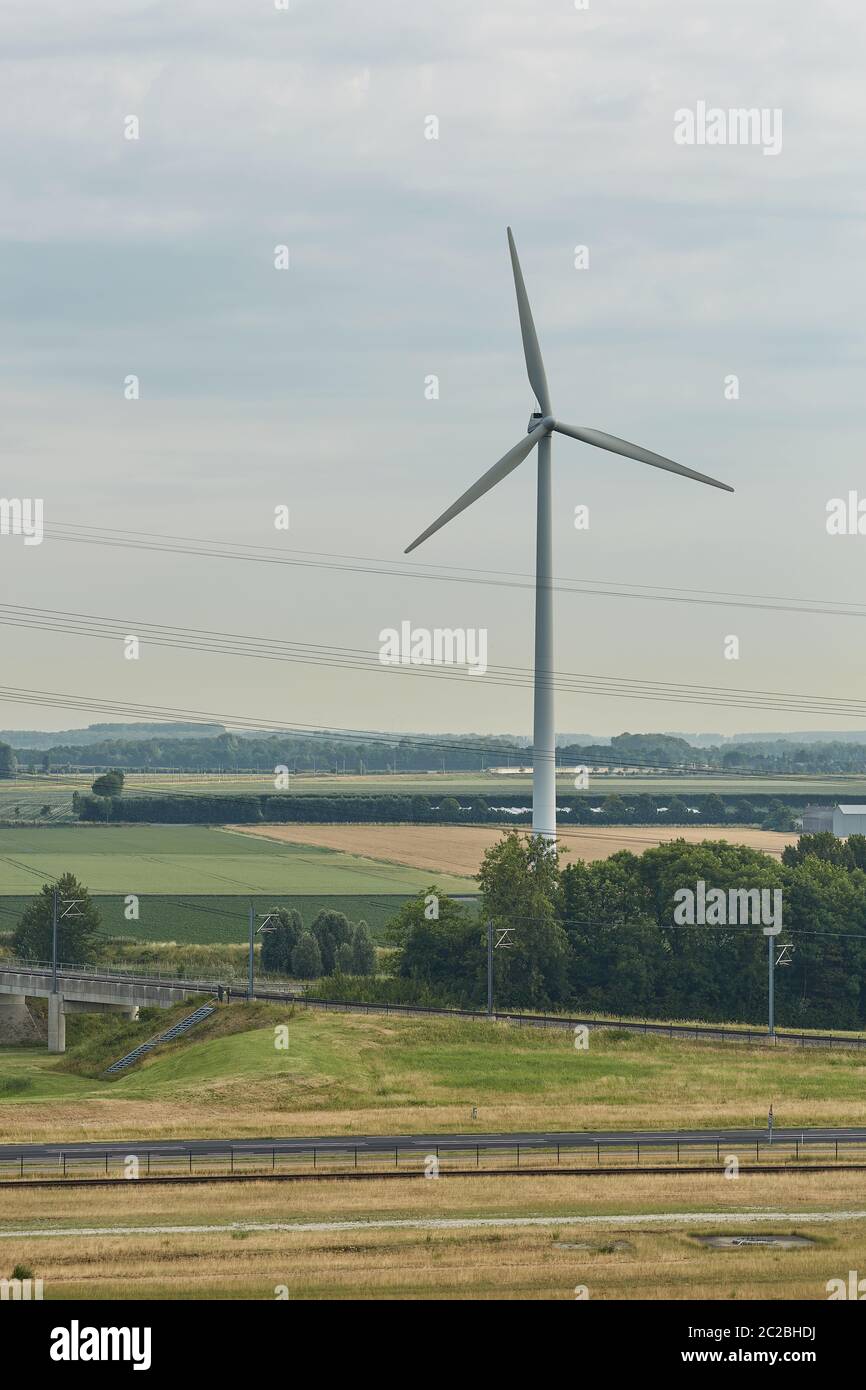 Molinos de viento como generadores de energía de turbinas eólicas ubicados en el campo de la zona verde de Holanda Foto de stock