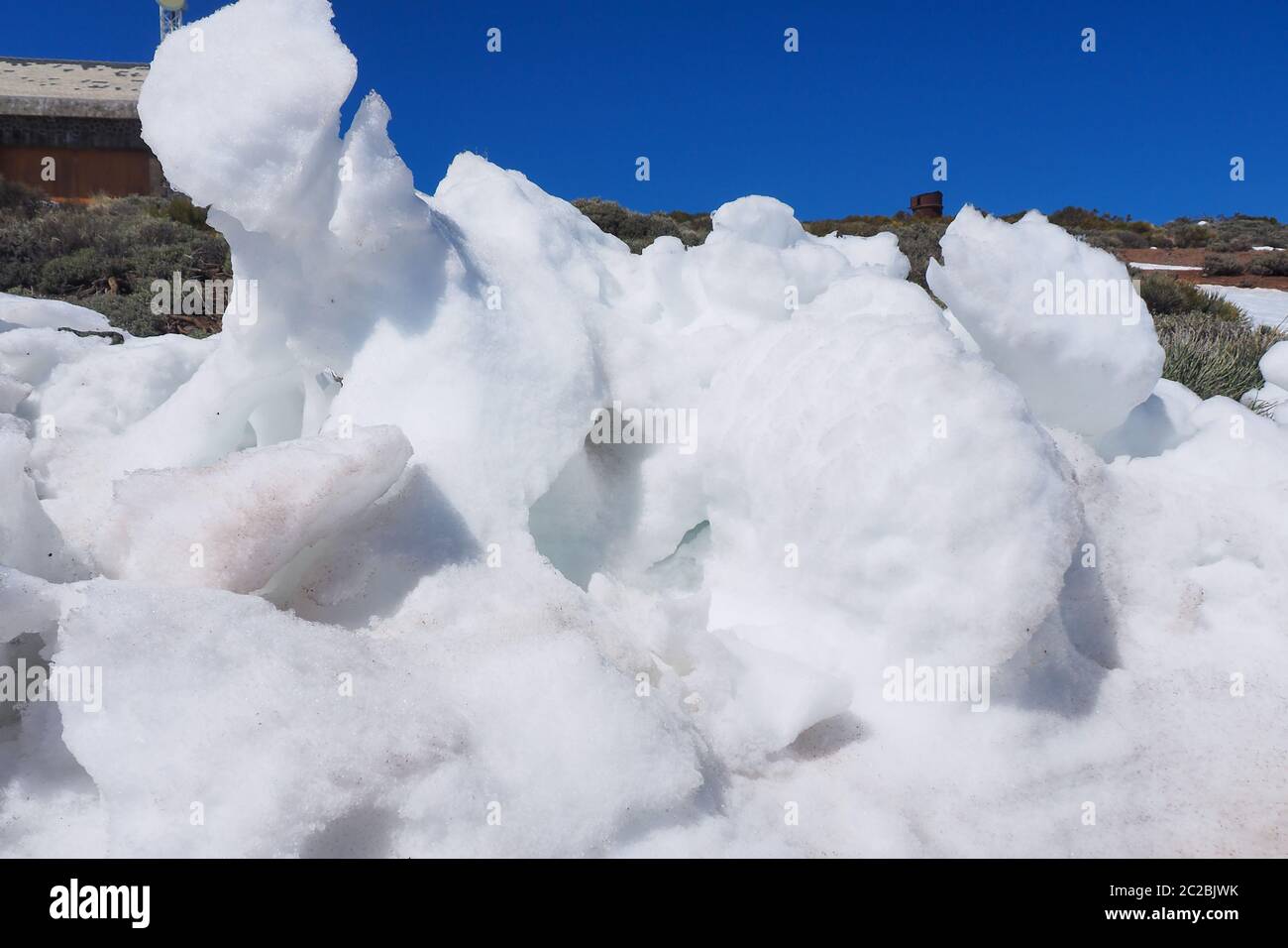 Aufgetürmte rein weiße Schneereste im Nationalpark Teide auf Teneriffa, auf 220 m Höhe am 26.02.2018 Foto de stock