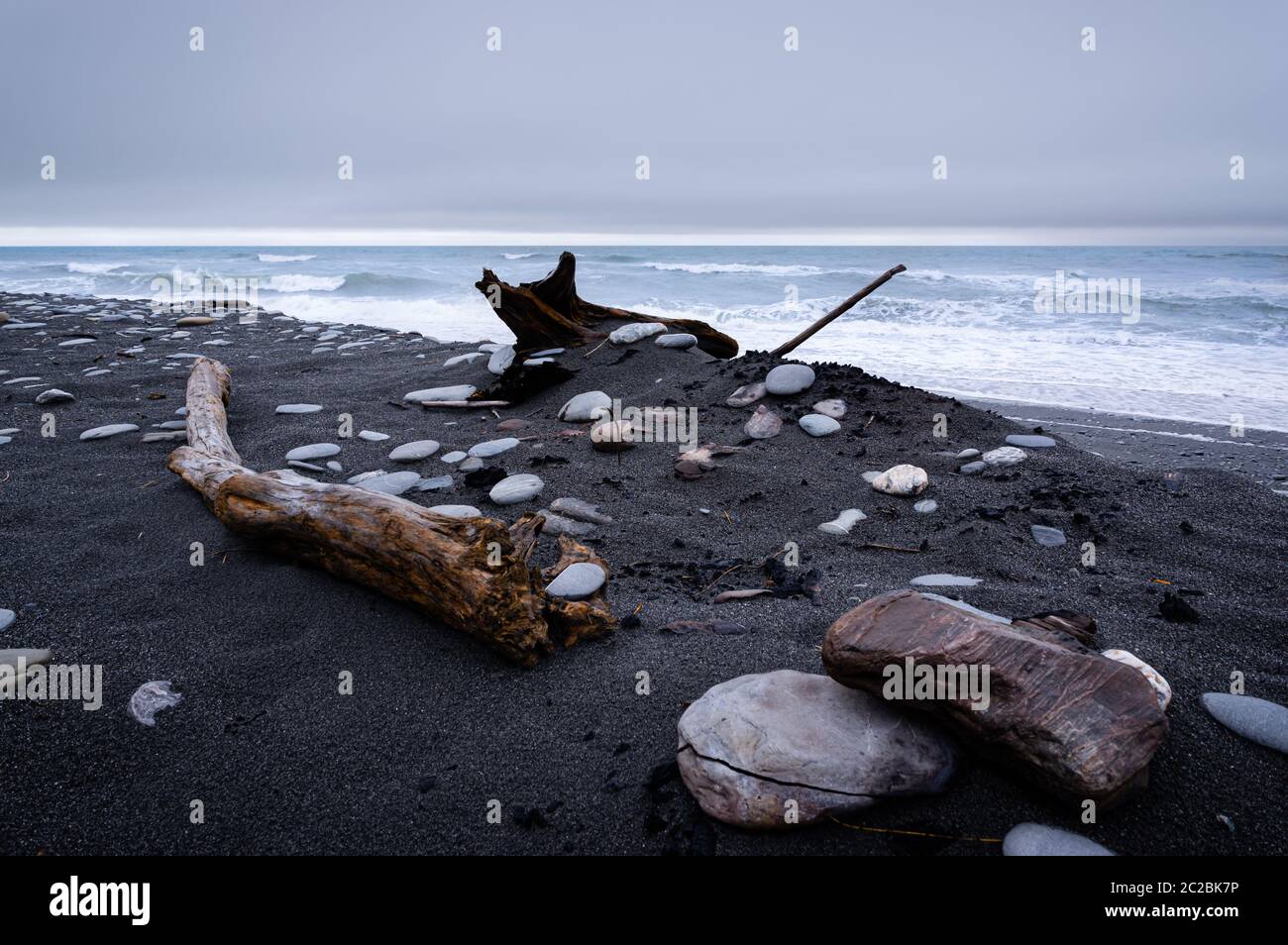 Cielos nublados y mares ásperos en la playa de Okarito en la costa oeste de la isla sur de Nueva Zelanda. Foto de stock