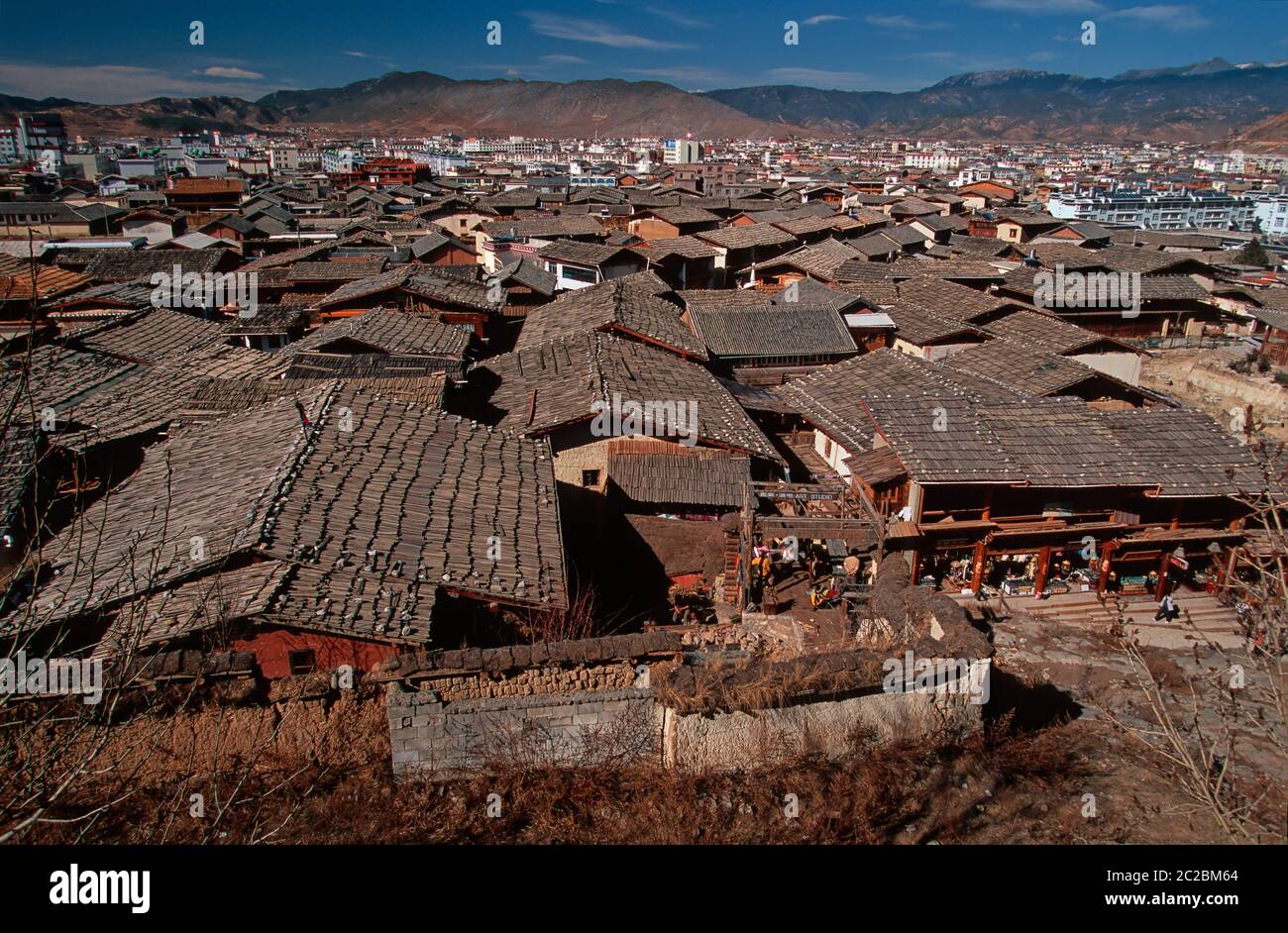 TECHOS DE ZHONGDIAN (XIANGELILA) SHANGRI-LA, YUNNAN, MESETA TIBETANA, ALTOPIANO TIBETANO, CHINA Foto de stock