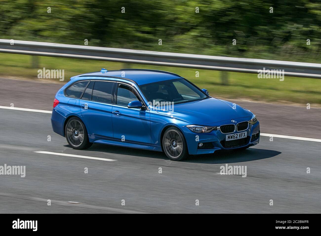 13 Azul Bmw 3i M Sport Estate Conduciendo Por La Autopista M6 Cerca De Preston En Lancashire Reino Unido Fotografia De Stock Alamy