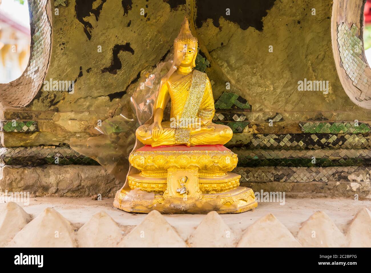 La estatua de Buda de oro de Wat Phutthaisawan (Templo Viejo) en el período Ayutthaya es la capital en Ayutthaya Tailandia Foto de stock