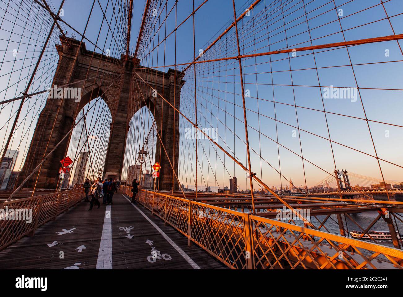 Noviembre 2015 Hora dorada puesta de sol sobre el puente de Brooklyn, Nueva York Estados Unidos. Foto de stock