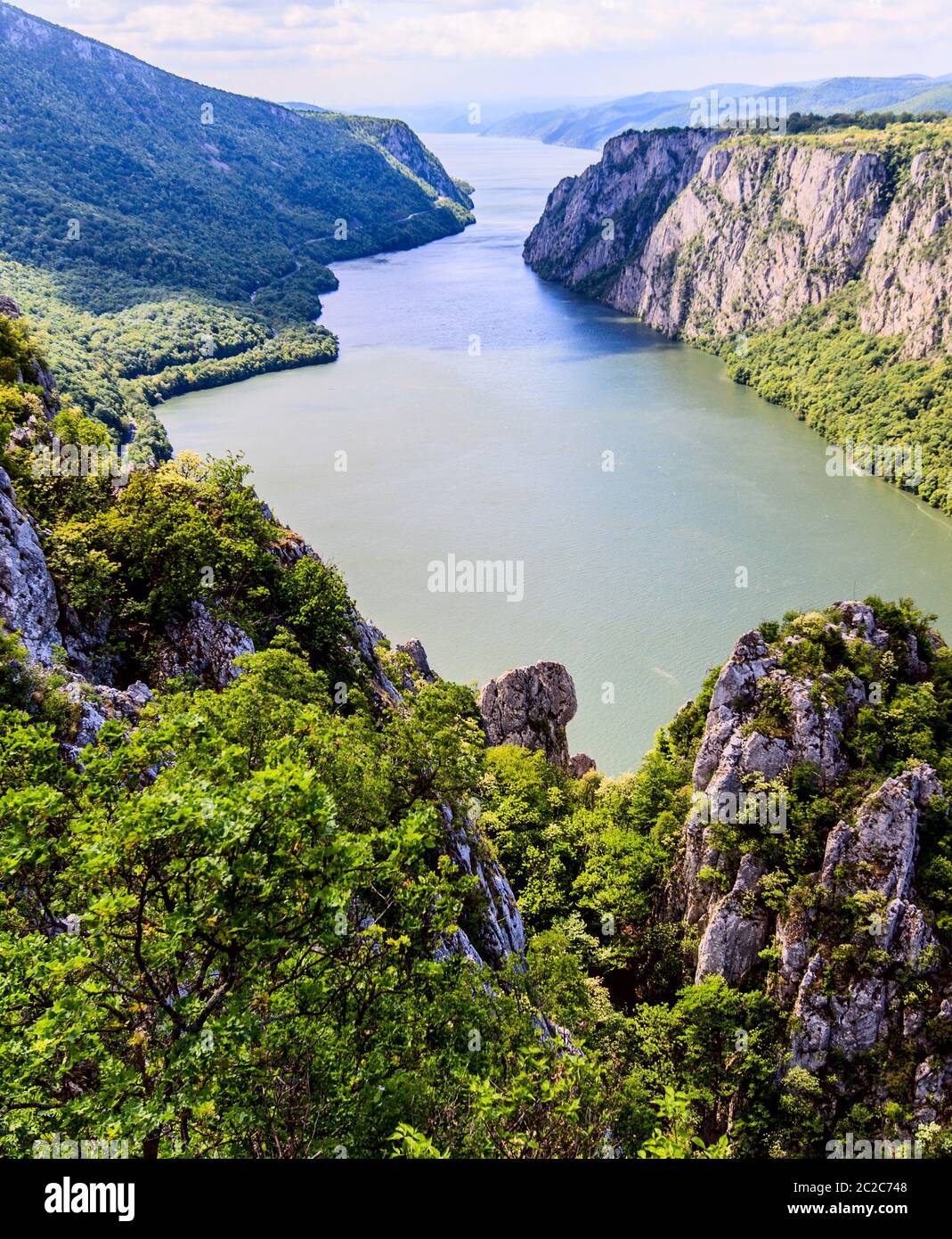 Hermoso paisaje natural, río Danubio garganta, las Puertas de Hierro , situado en el este de Serbia, frontera con Rumania, Europa Foto de stock