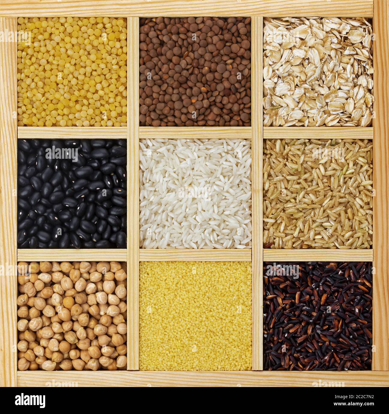 Los cereales secos, granos y frijoles en caja de madera vista superior  Fotografía de stock - Alamy