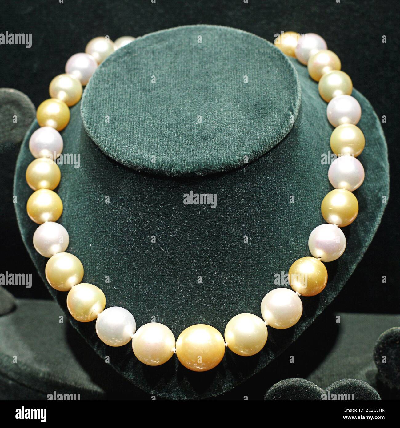 Collar de perlas naturales auténticas joyas de lujo Fotografía de stock -  Alamy
