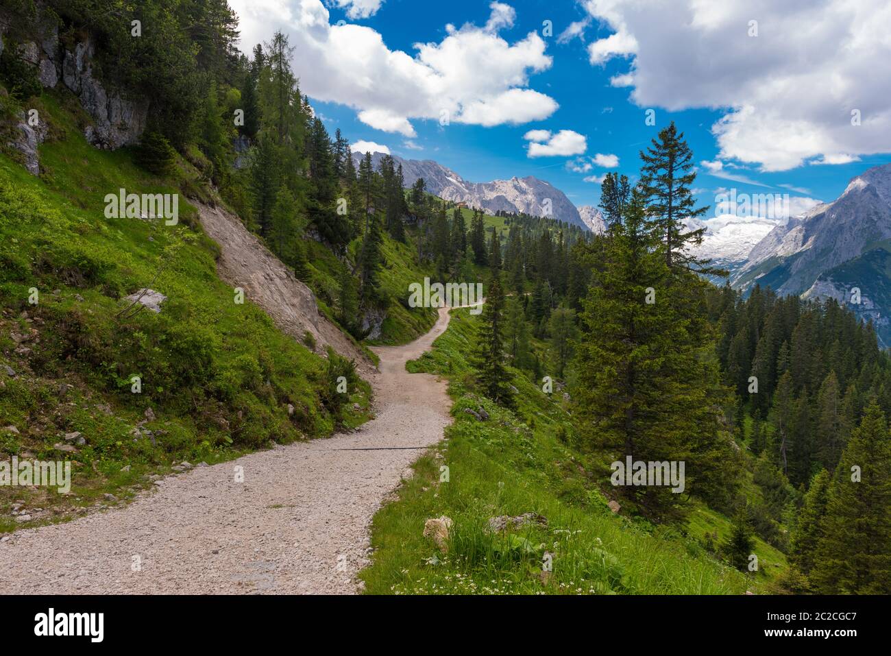 Senderismo hasta el pabellón de caza del rey Ludwig II en el Schachen Foto de stock