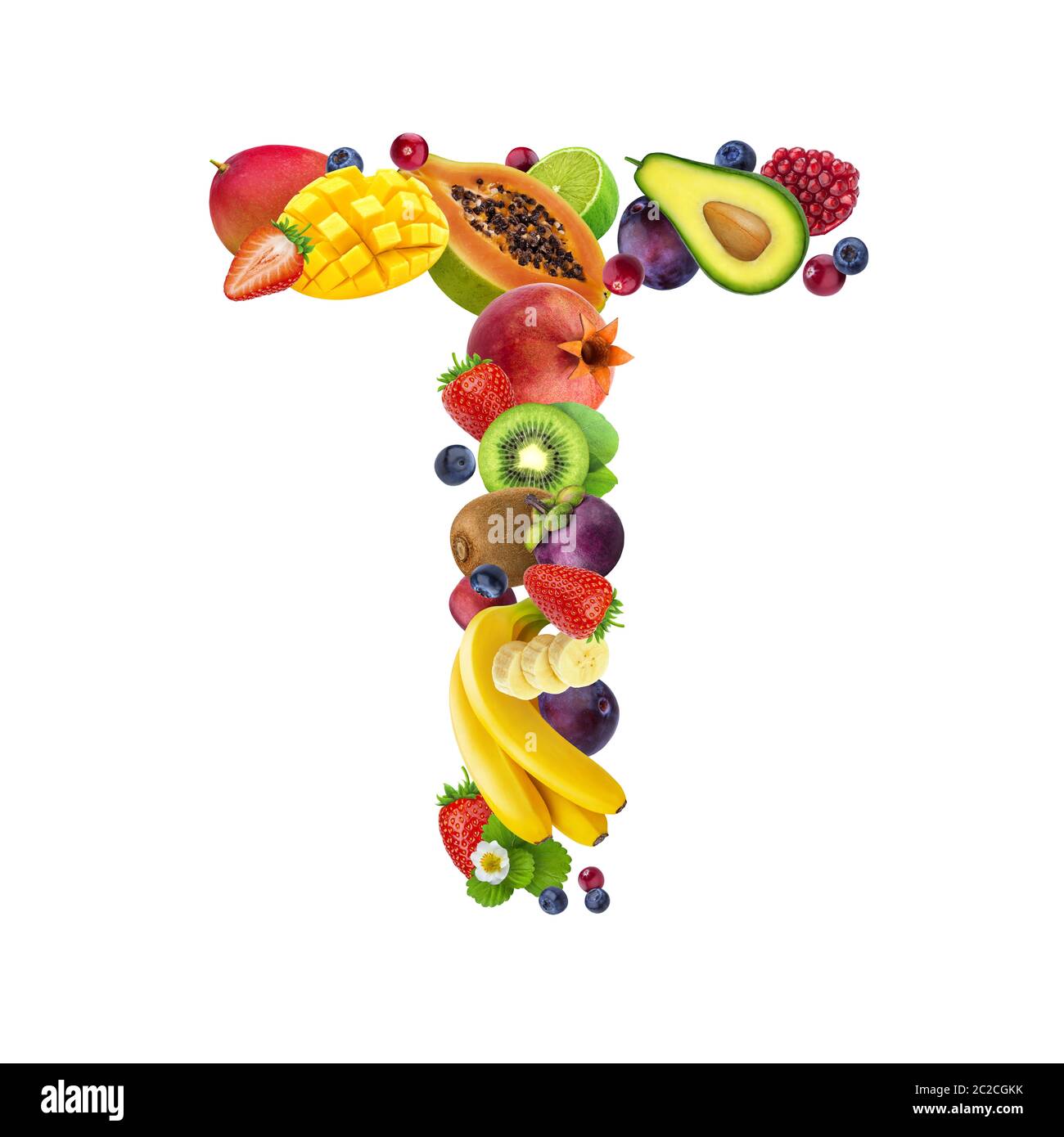 Letra T hechas de diferentes frutas y bayas, frutas alfabeto aislado