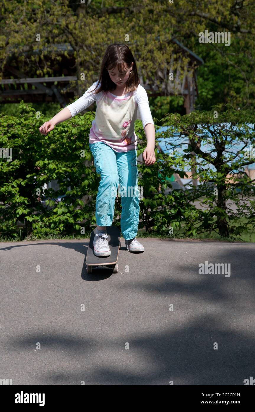 Little Girl está patinando Foto de stock