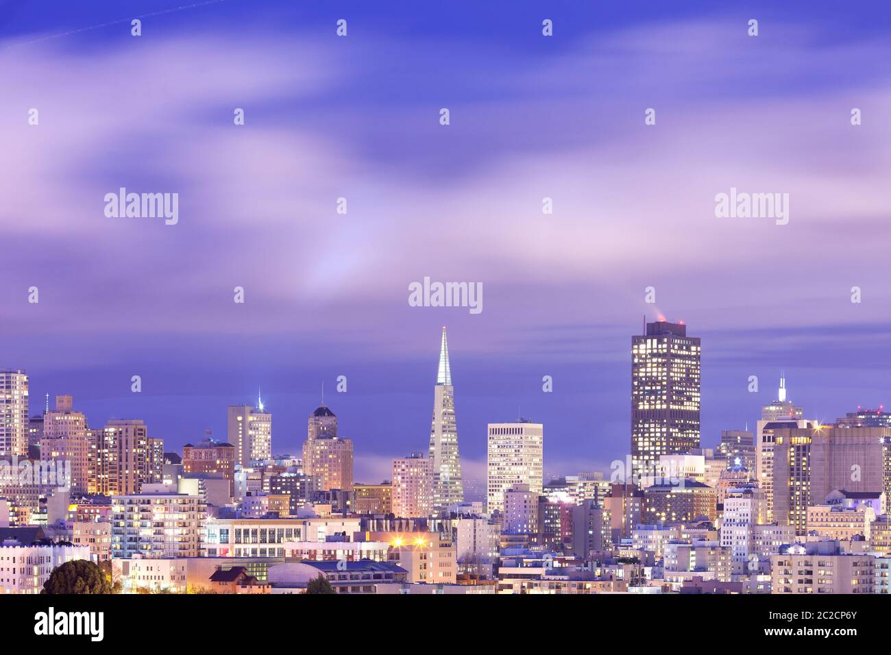 El horizonte del centro de San Francisco por la noche, California, Estados Unidos. Foto de stock