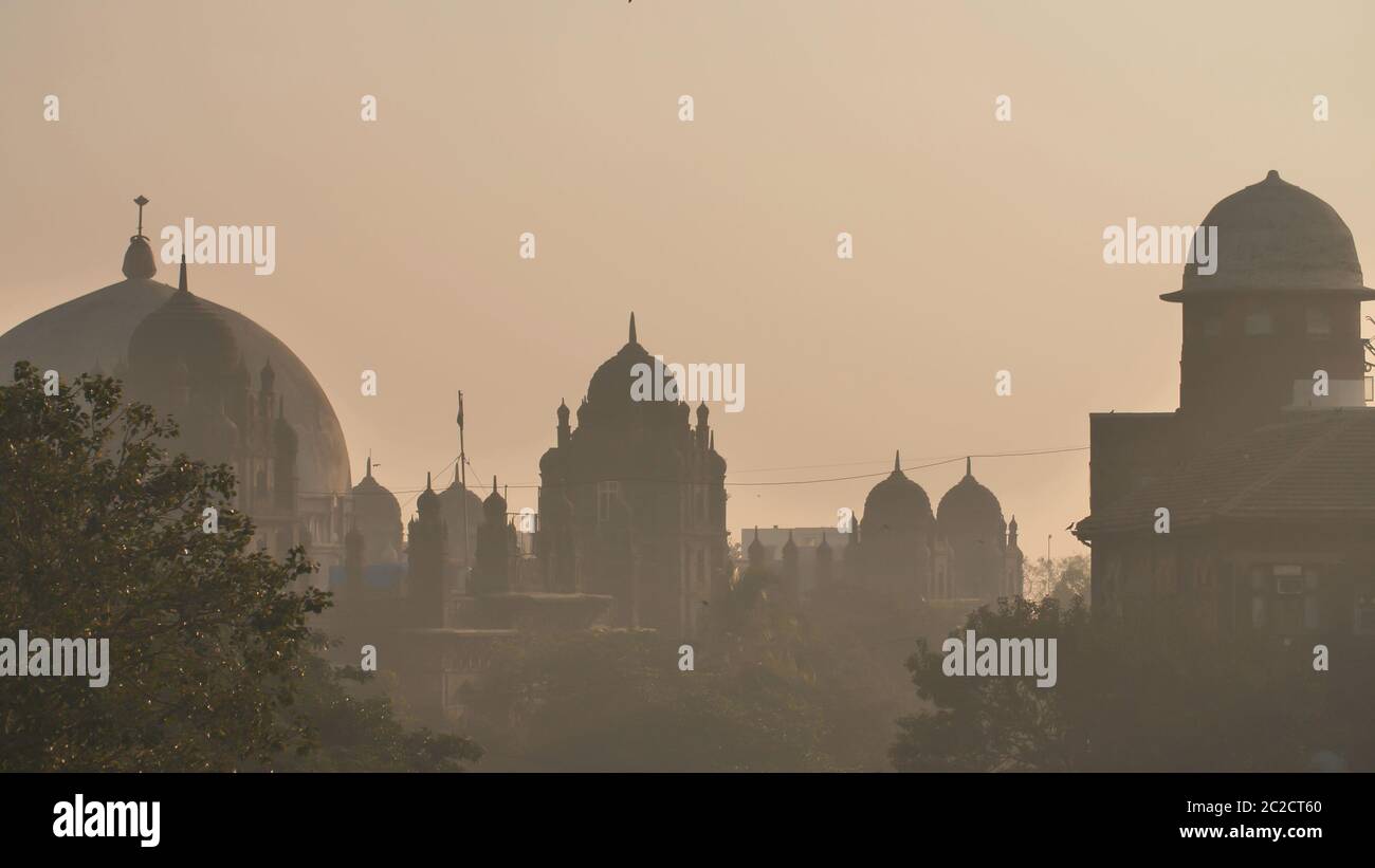 Las cúpulas de los edificios en Mumbai. India. Foto de stock
