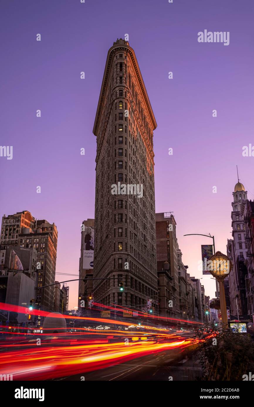 Nueva York / EE.UU. - 17 2018 OCT: Multitud y tráfico ocupado en la calle de hora punta en el distrito del edificio Flatiron durante la puesta de sol Foto de stock
