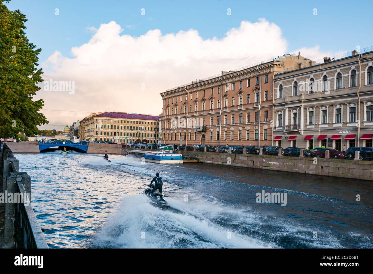 Motos acuáticas en el canal cerca de Blue Bridge, Moyka River Embankment, San Petersburgo, Rusia Foto de stock