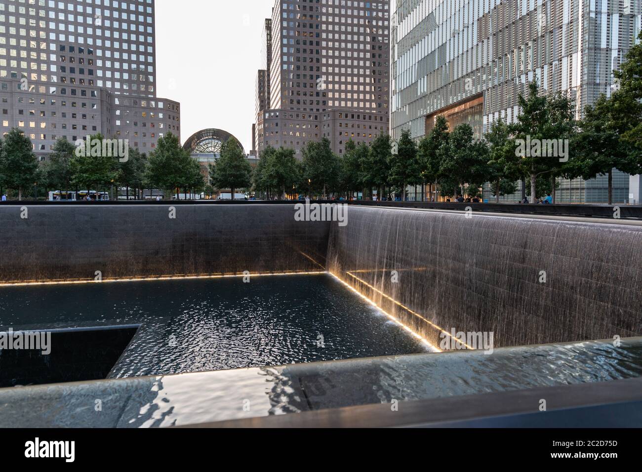 Ciudad de Nueva York / EE.UU. - AGO 22 2018: Piscina norte del Monumento Conmemorativo y Museo Nacional de Septiembre 11 en el bajo Manhattan Foto de stock