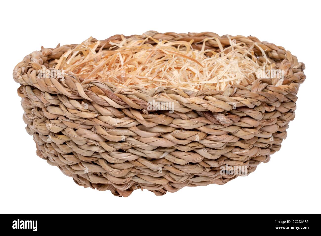 Cesta vacía. Close-up de una cesta vacía llena de paja decorativo aislado  sobre un fondo blanco. Para el montaje de la exhibición de productos y  alimentos. Macro Fotografía de stock - Alamy