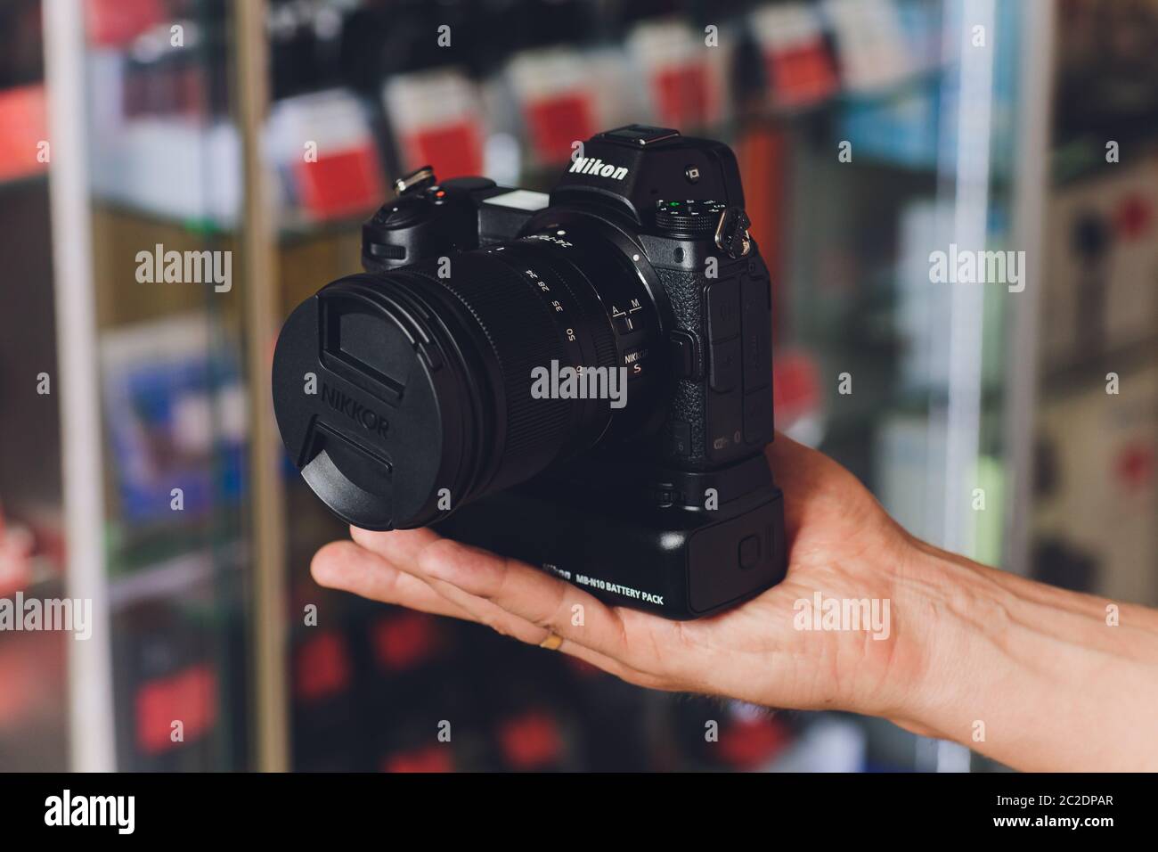 UFA, RUSIA - 30 DE NOVIEMBRE de 2018: Estudio de la nueva cámara Nikon Z6 sin  espejo con NIKKOR Z 24-70mm f 4.0 S lente en la oscuridad Fotografía de  stock - Alamy