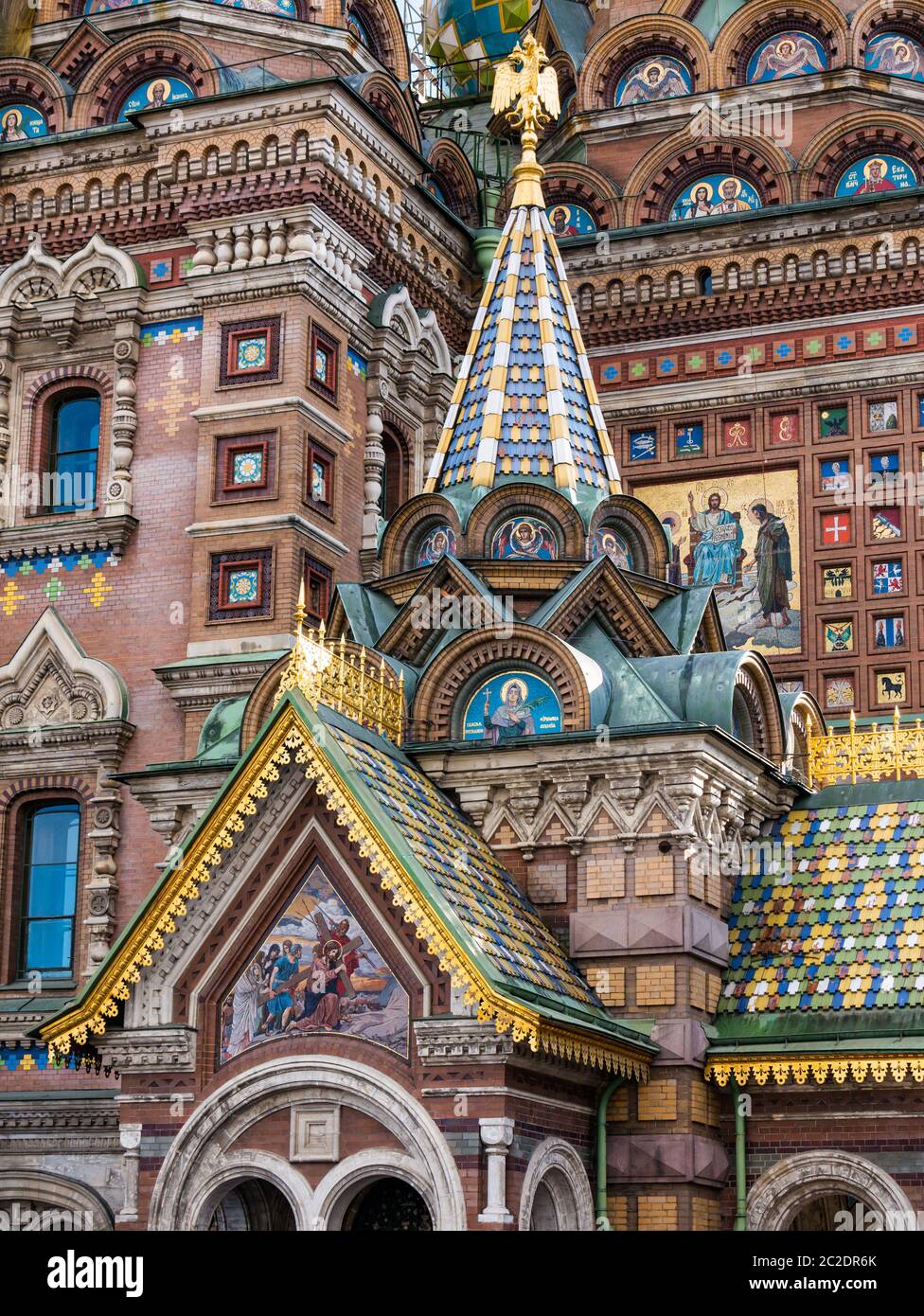 Aguja colorida de la Iglesia del Salvador sobre sangre derramada, San Petersburgo, Rusia Foto de stock