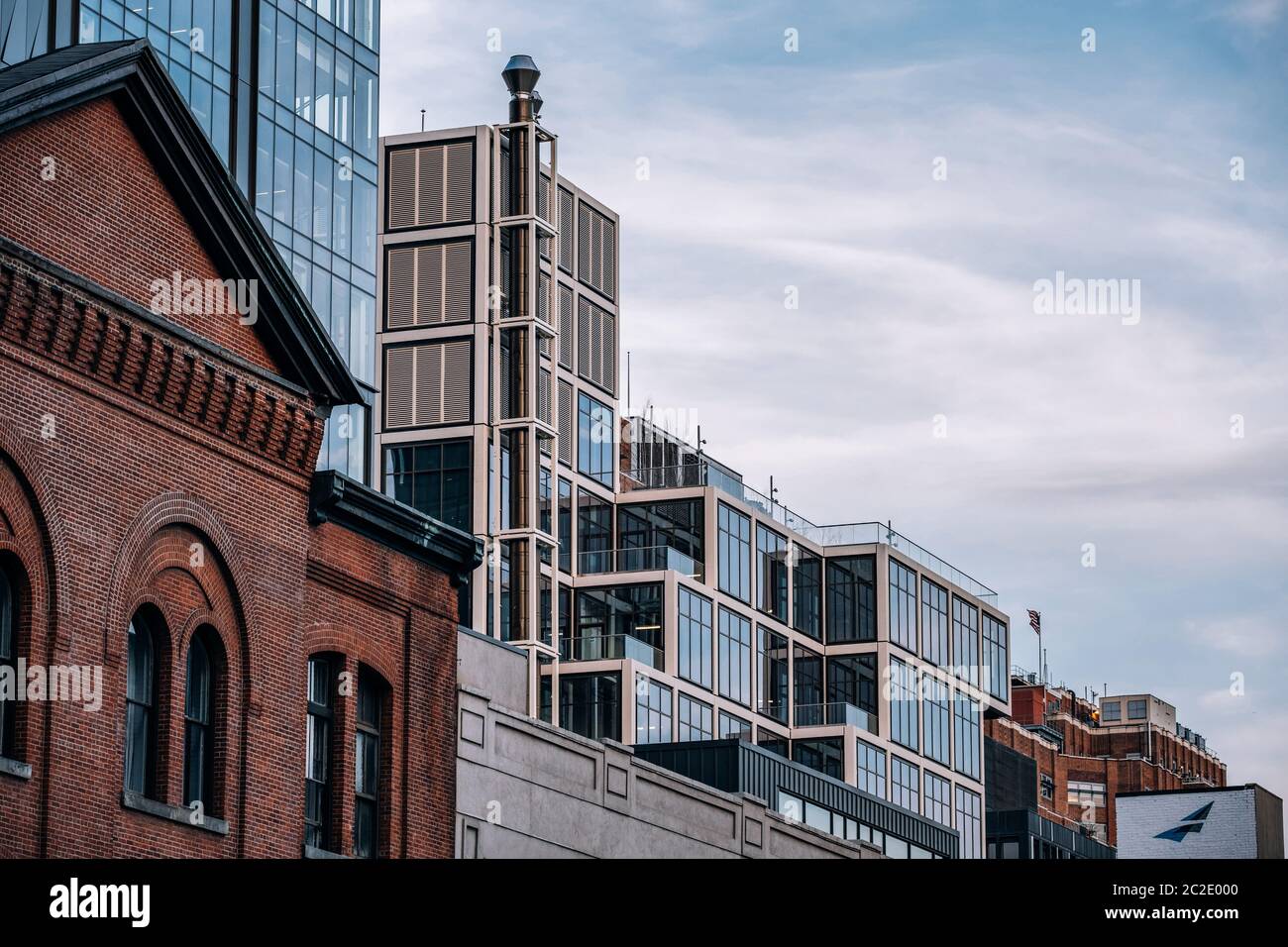 Vista cercana del exterior del edificio de edificios modernos y antiguos en la ciudad de Chelsea Nueva York Foto de stock