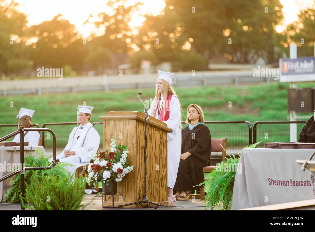 La ceremonia de graduación de la clase Sherman High School de 2020 se lleva a cabo el 13 de junio en el estadio Bearcat en Sherman, TX. Foto de stock
