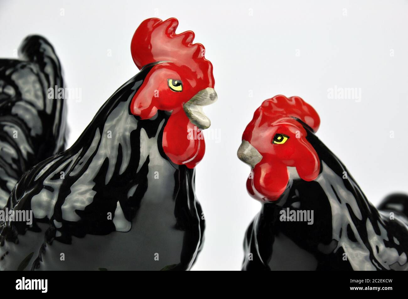 Un par de pollos de cerámica acristalados japoneses. Rooster y gallina discuten el matrimonio en el corral. "Deja de clucking conmigo." Excelente potencial meme. Foto de stock