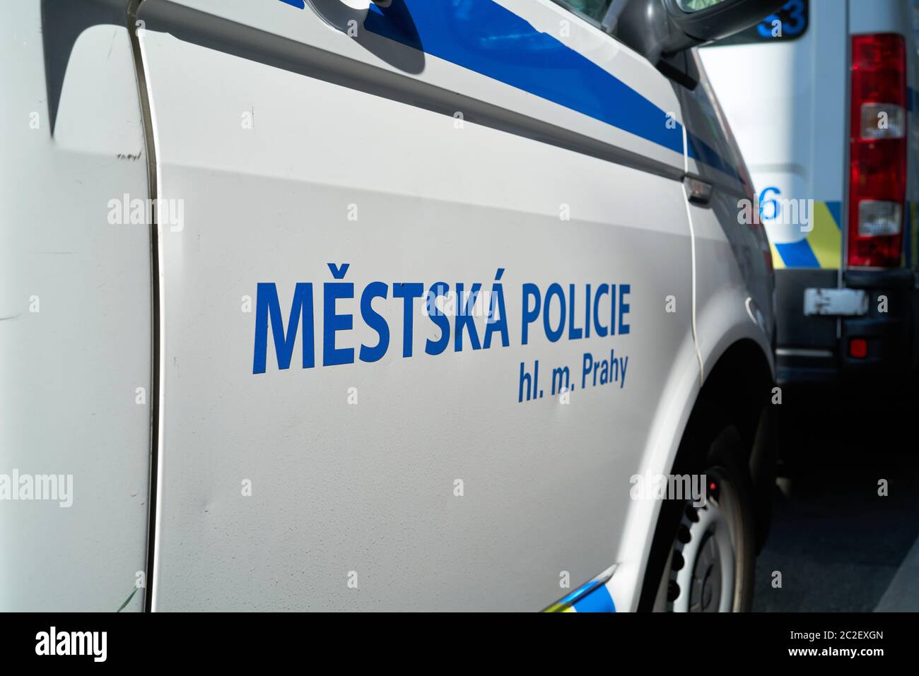 Coche de la policía durante una operación policial en el centro de la ciudad de Praga en la República Checa Foto de stock