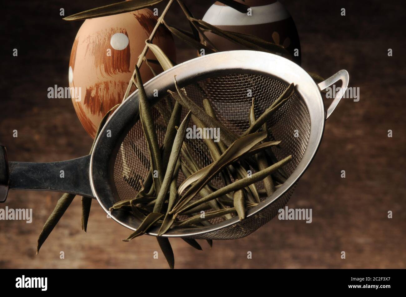 Primer plano de un té de hojas de oliva Foto de stock