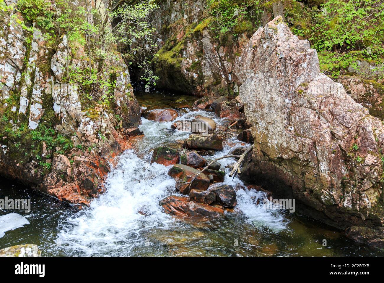 Agua de Nevis el agua baja cae en Glen Nevis Foto de stock