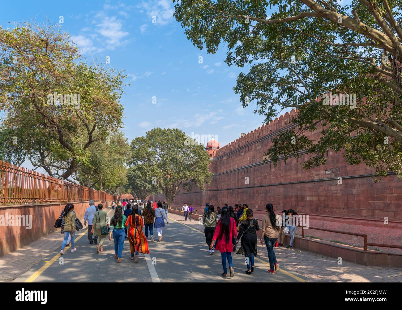 Camino junto a las paredes del fuerte Rojo, Delhi, India Foto de stock