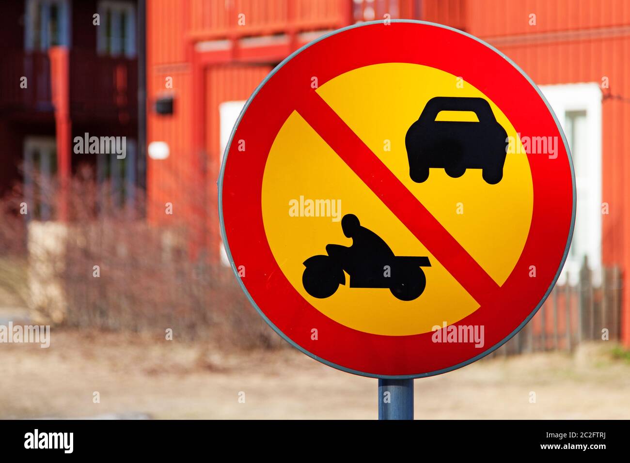una señal de tráfico que significa que está prohibido el paso de los  vehículos de motor Fotografía de stock - Alamy
