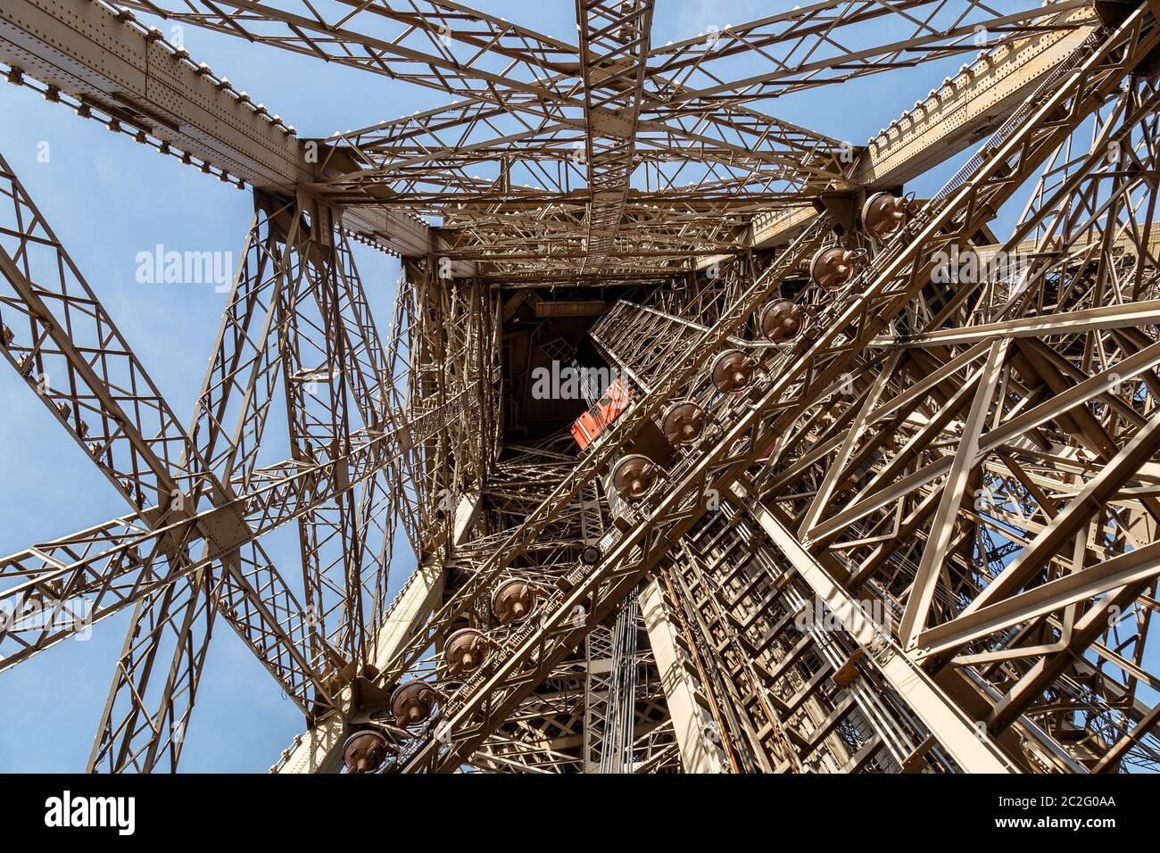 París, Francia, 30 de marzo de 2017: Dentro de la Torre Eiffel en París, Francia. Vista al interior de la Torre Eiffel. Gran buil simétrico Foto de stock
