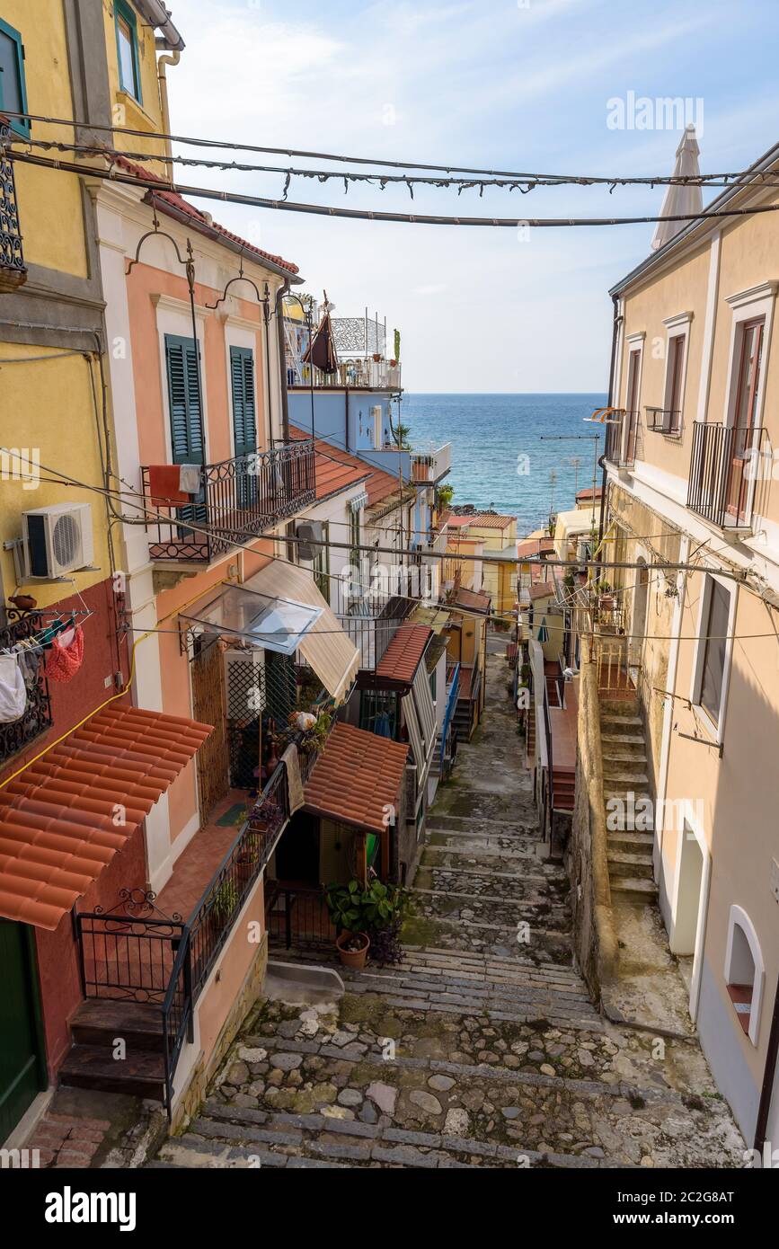 Calle angosta italiana tradicional en la ciudad de Pizzo en Calabria, sur de Italia Foto de stock